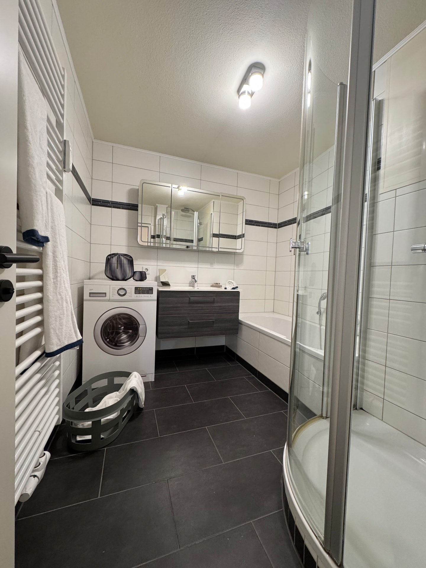 Staging – Bad mit Waschmaschine und Dusche
