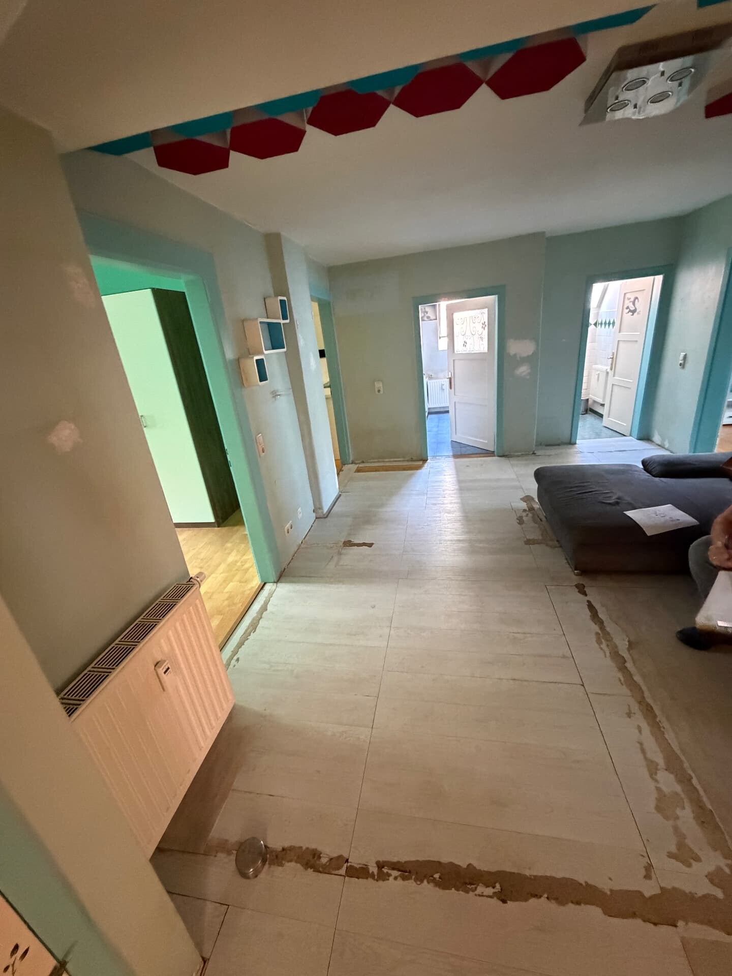 Vorher – Wohnraum mit freigelegtem Boden und Altbestand