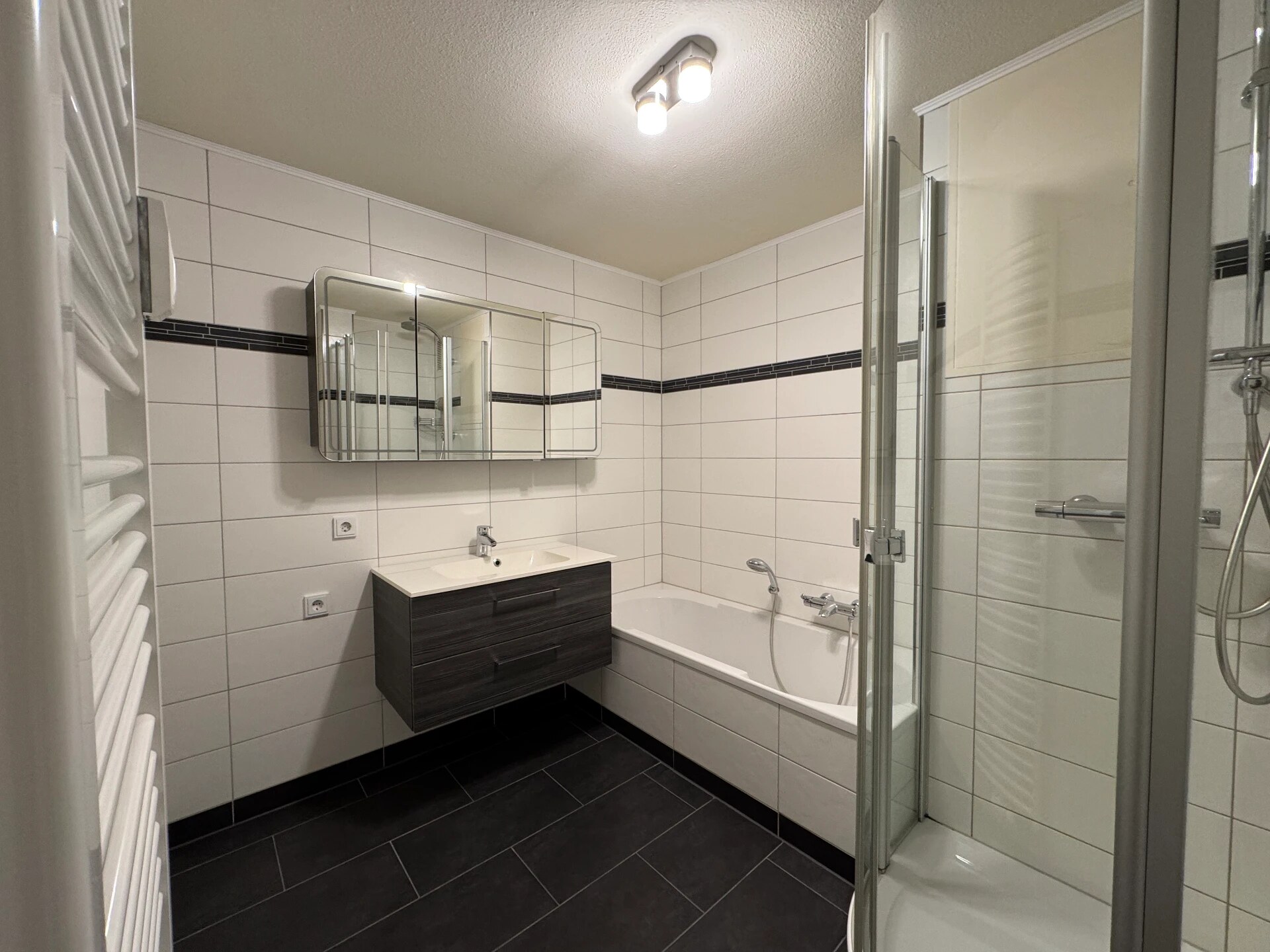 Nachher – Bad mit Wanne, Dusche und Waschtisch