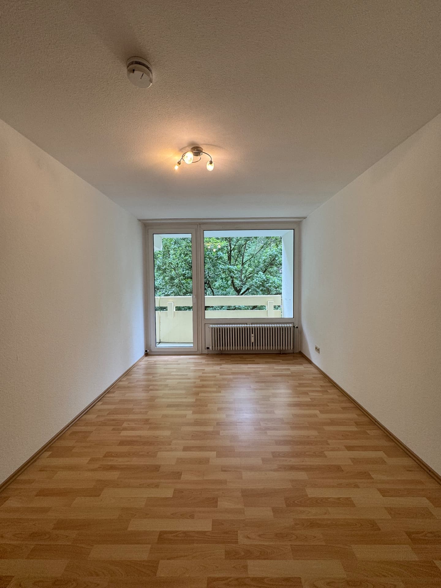 Vorher – Schlafzimmer mit Balkontür