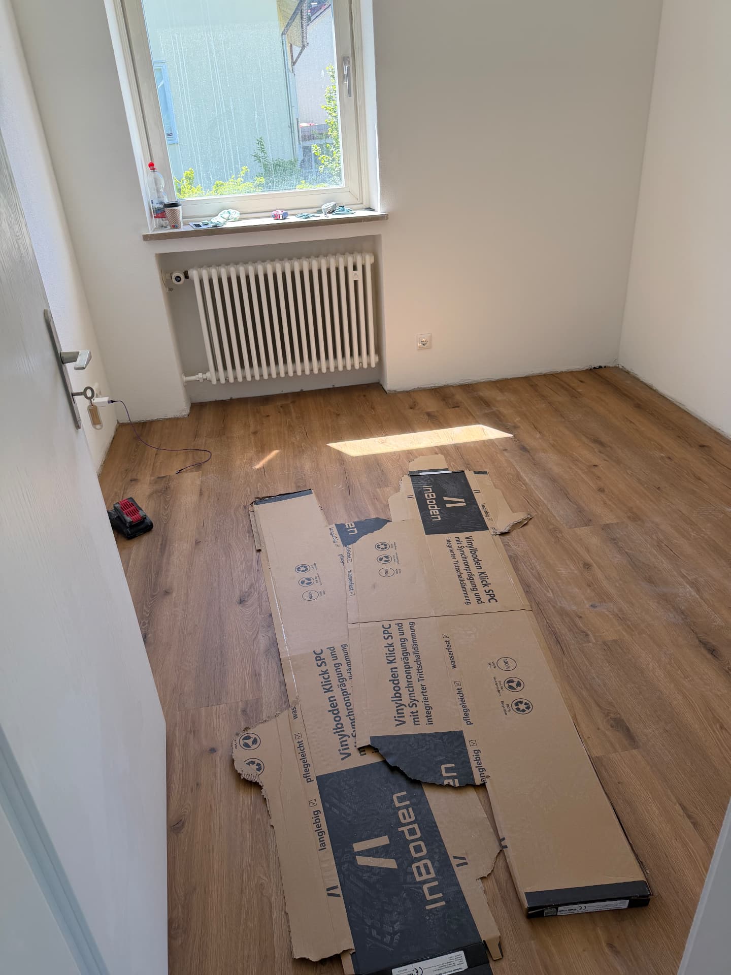 Zimmer mit verlegtem Vinylboden