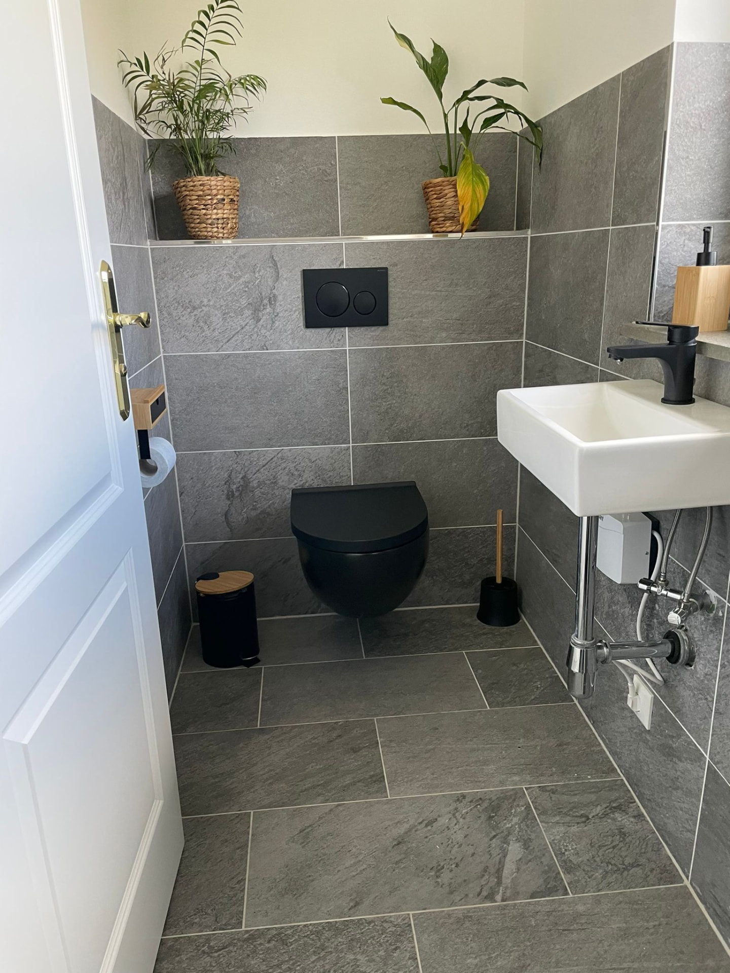 Gäste-WC – Wand- und Bodenfliesen in Schieferoptik
