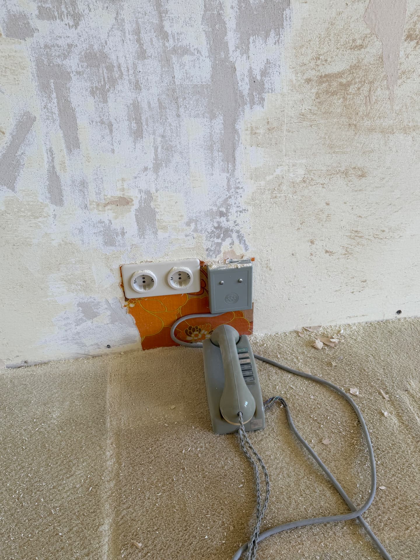 Alte Elektroinstallation vor dem Austausch