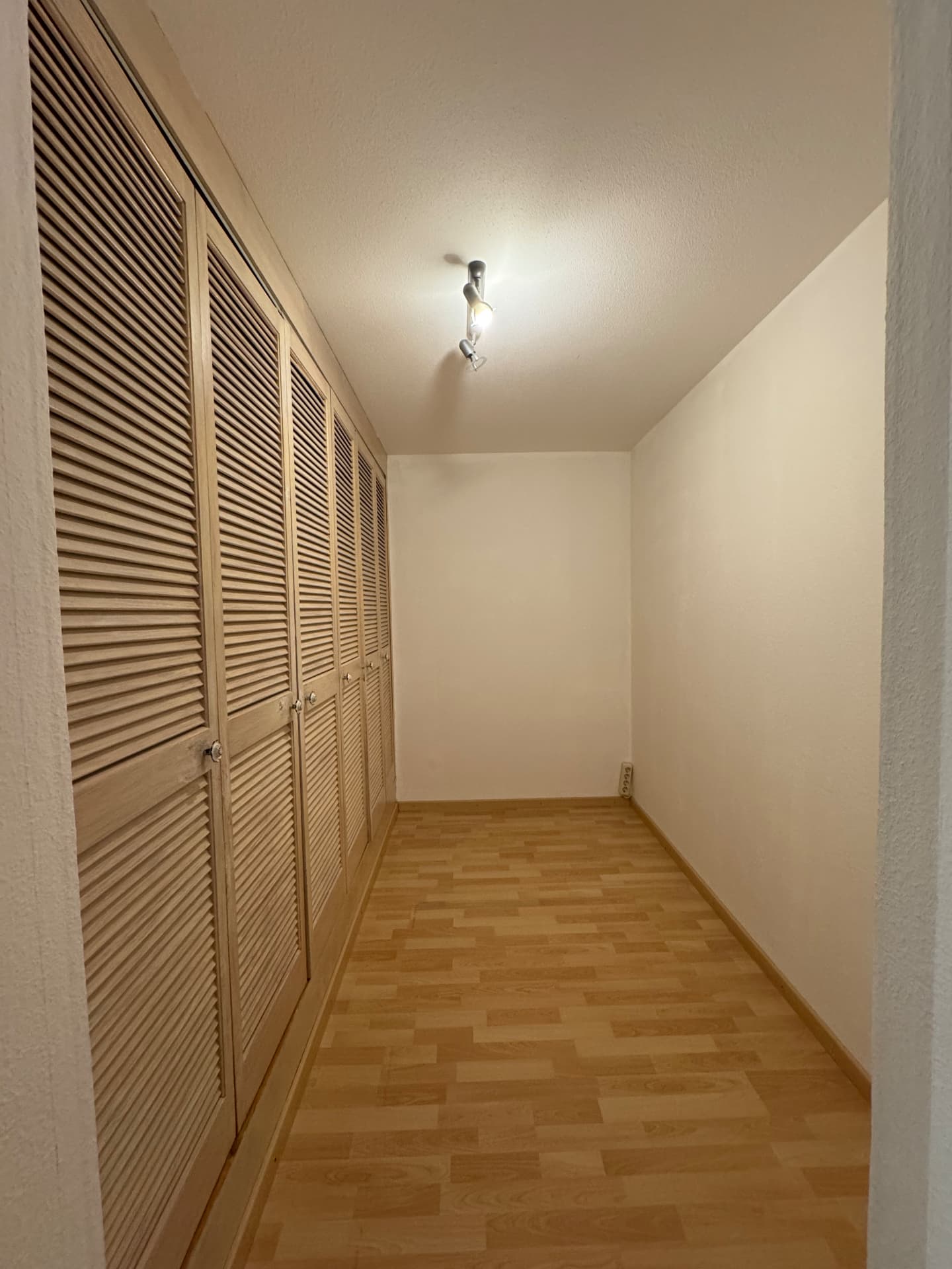 Vorher – Ankleide mit Einbauschrank