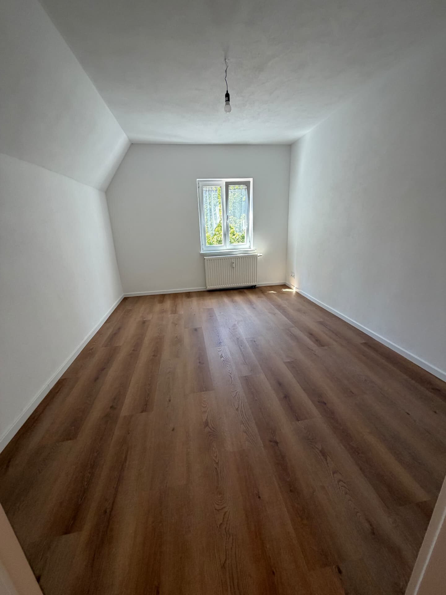 Nachher – Zimmer mit neuem Vinylboden in Holzoptik