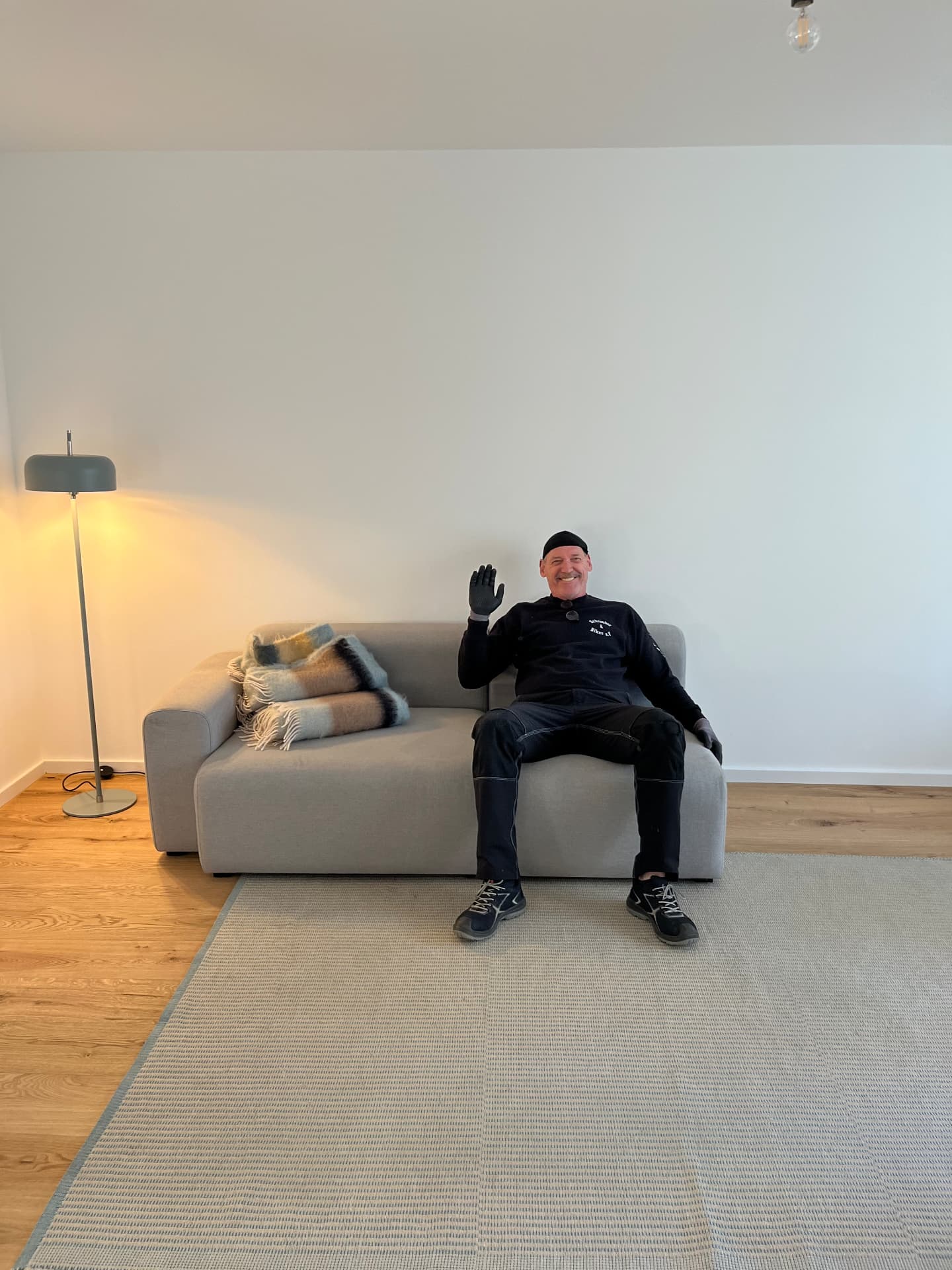 Staging – Wohnraum mit Sofa, Teppich und Stehleuchte