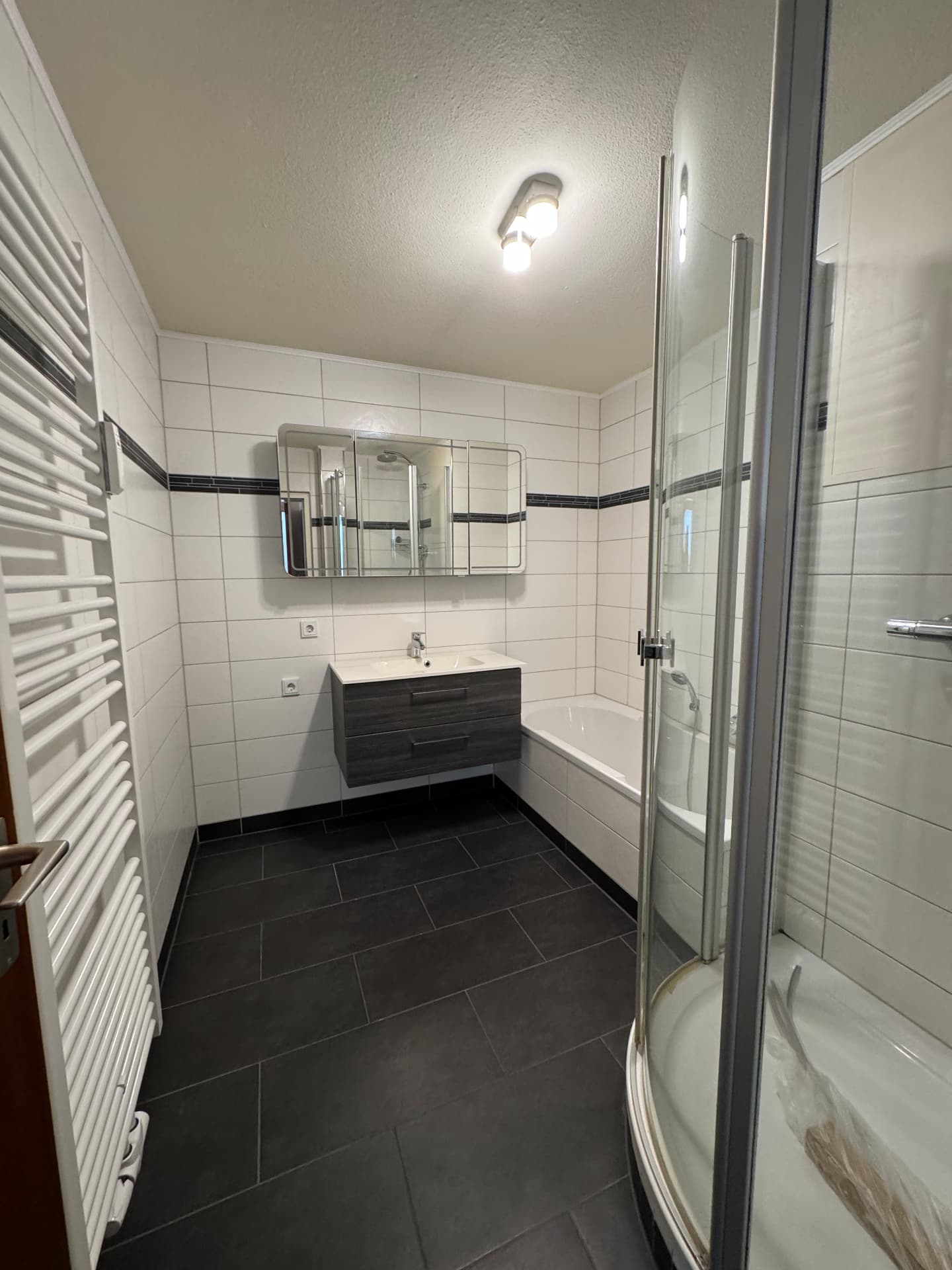 Vorher – Bad mit Wanne und Dusche