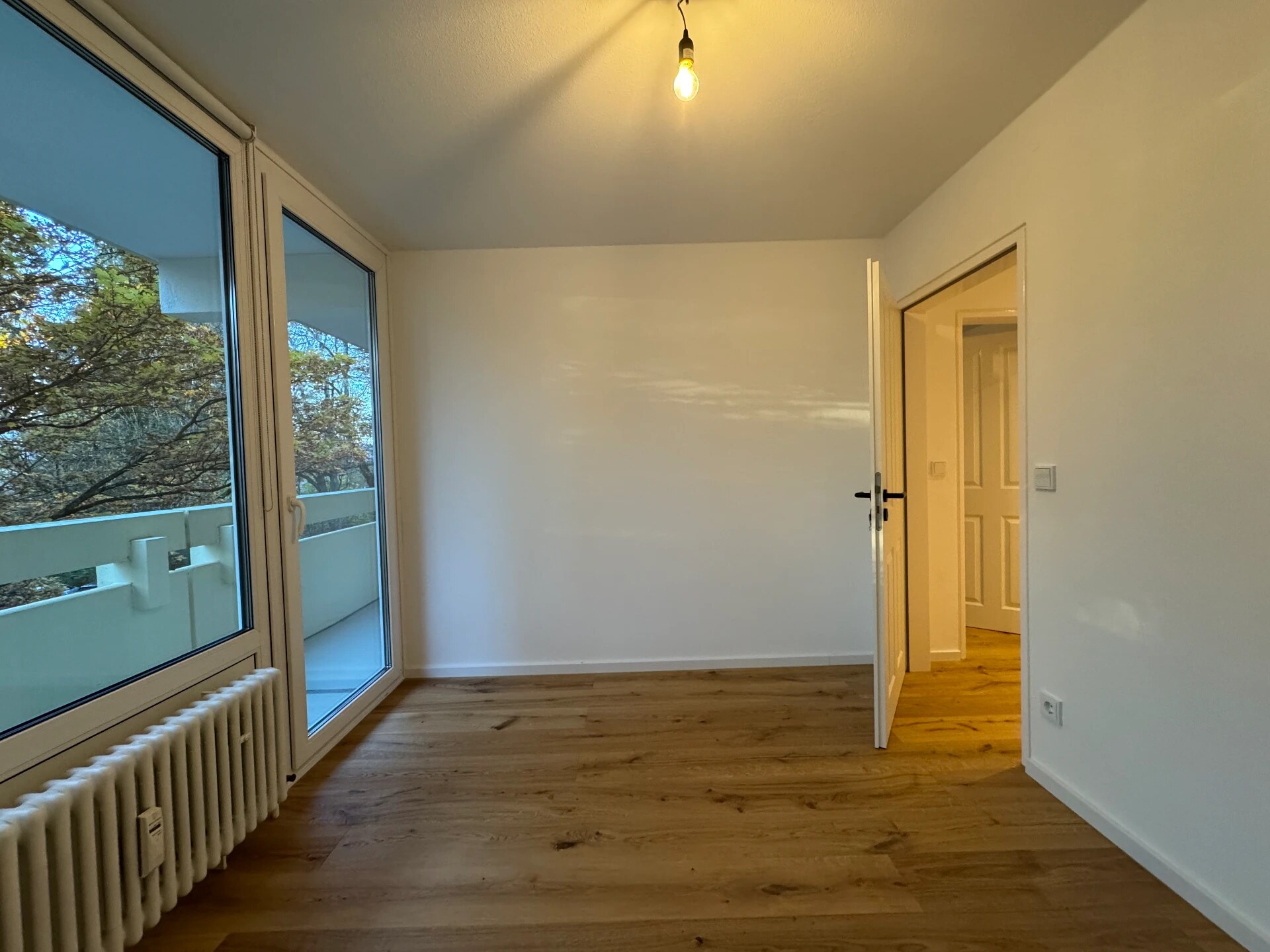 Nachher – Zimmer mit geöffnetem Türdurchgang zum Flur