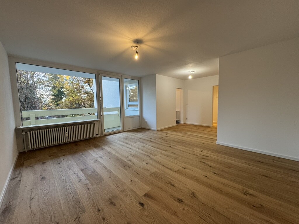 Nachher – Wohnraum – neuer Holzboden und frisch gestrichene Wände
