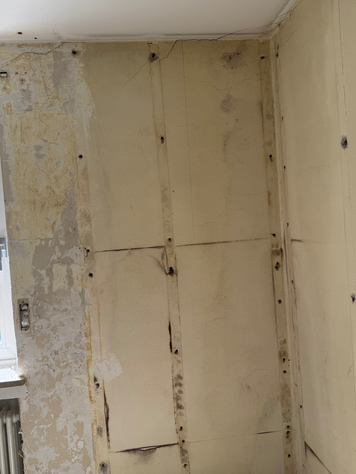 Feuchte Wand mit Rissen vor der Sanierung