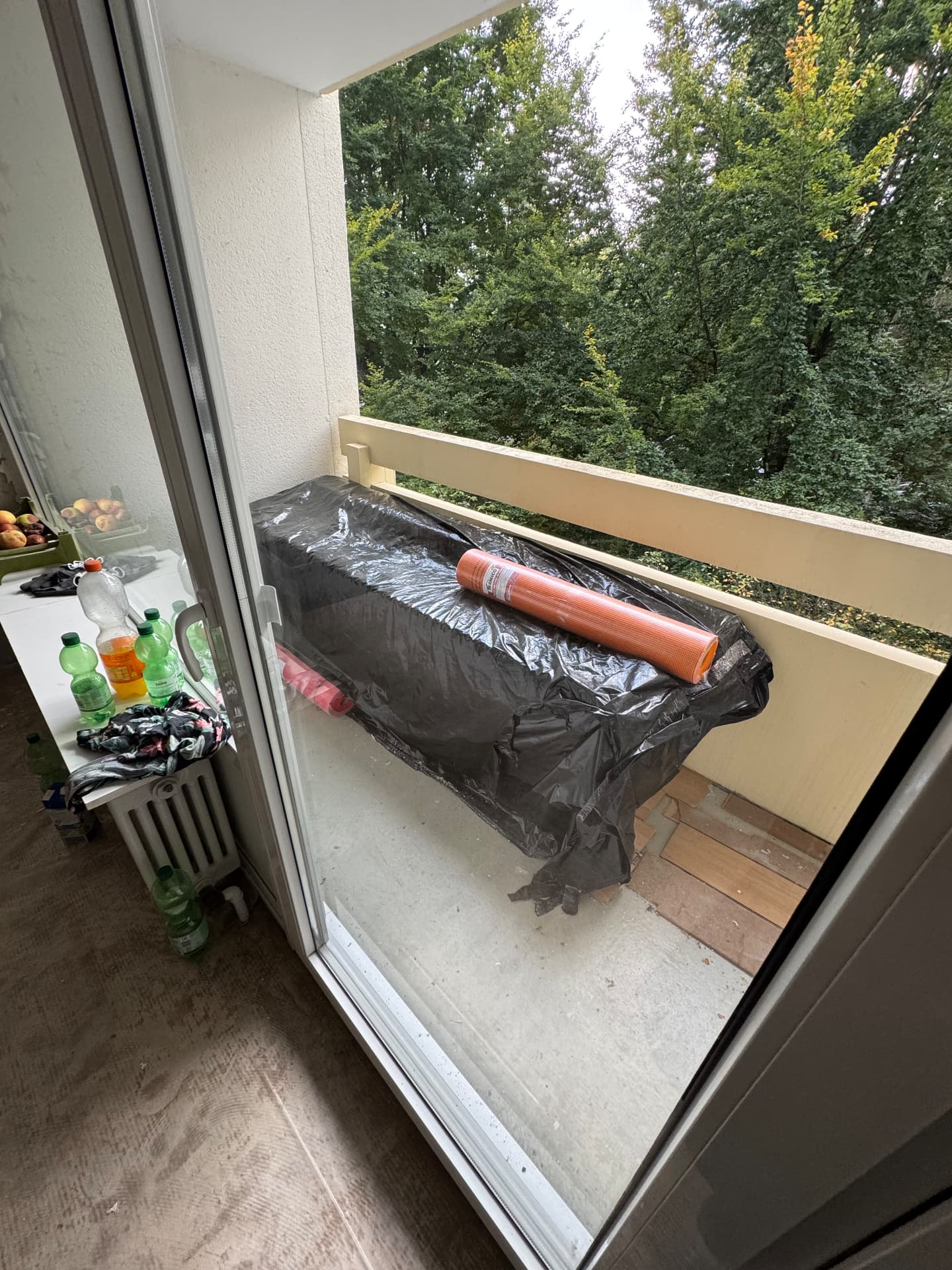 Während – Balkon mit Blick ins Grüne