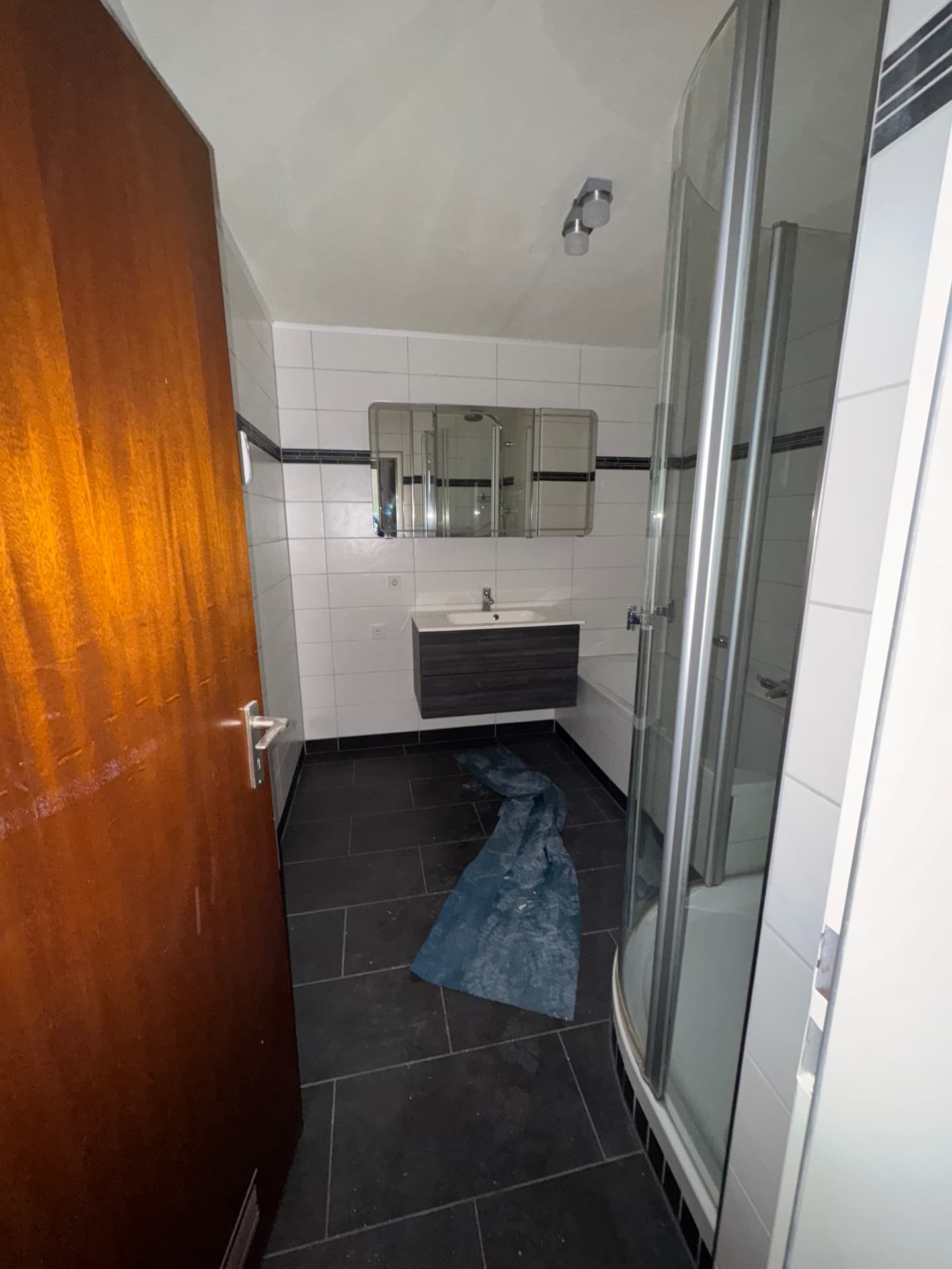 Während – Bad – Waschtisch und Dusche im Umbau