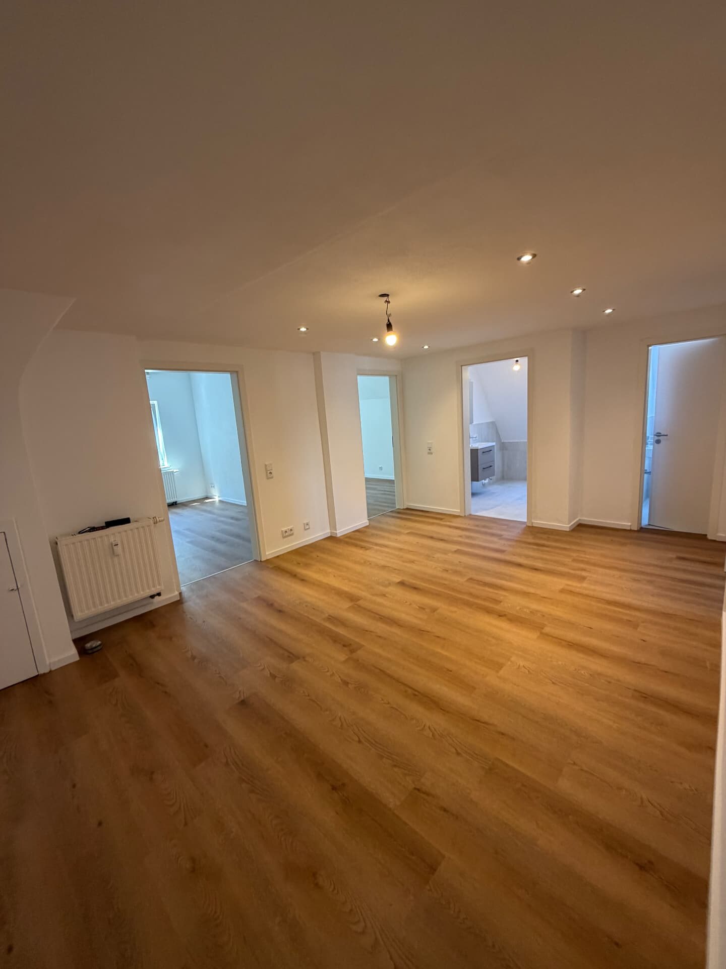 Nachher – Wohnraum mit neuem Boden und Deckenspots