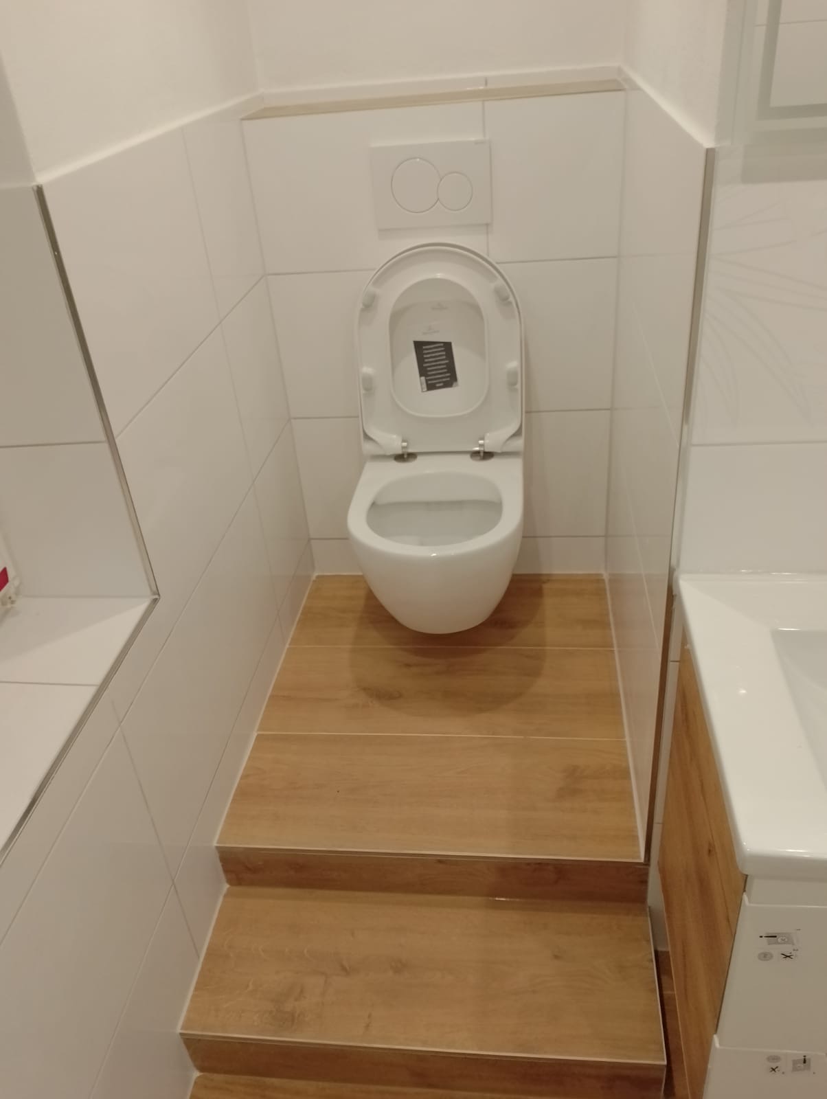 Gäste-WC – Podest und Stufen mit Fliesen in Holzoptik