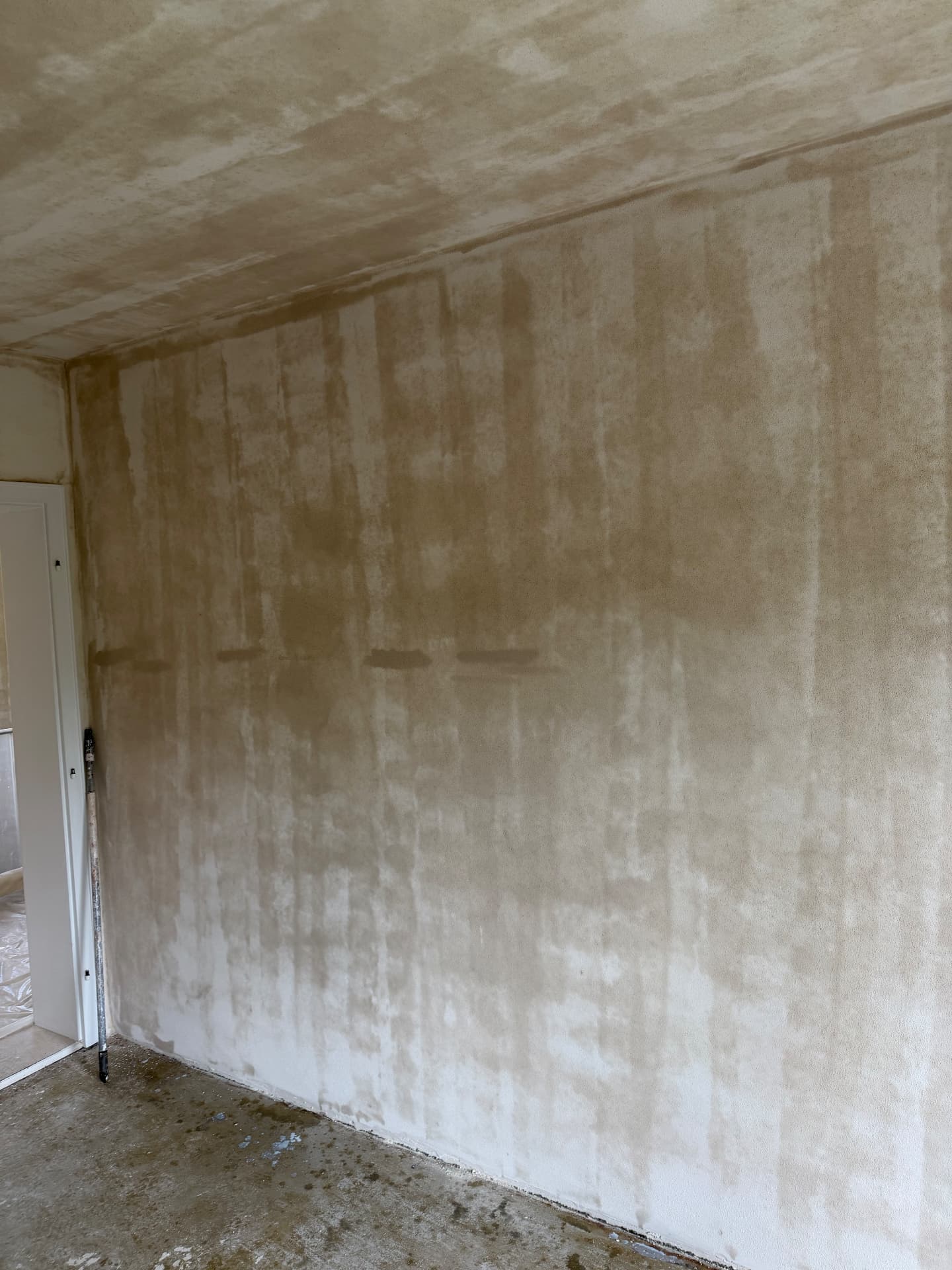 Frisch gespachtelte Wand in der Vorbereitung