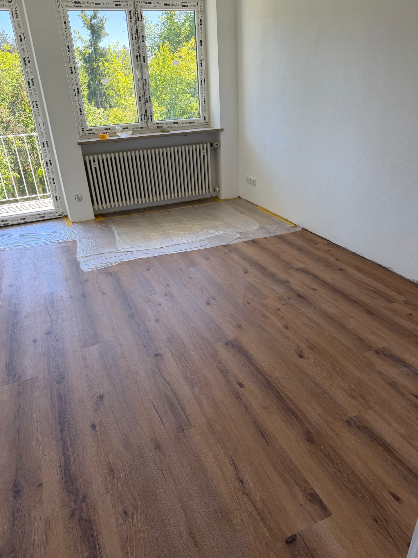 Zimmer mit neuem Vinylboden in Holzoptik