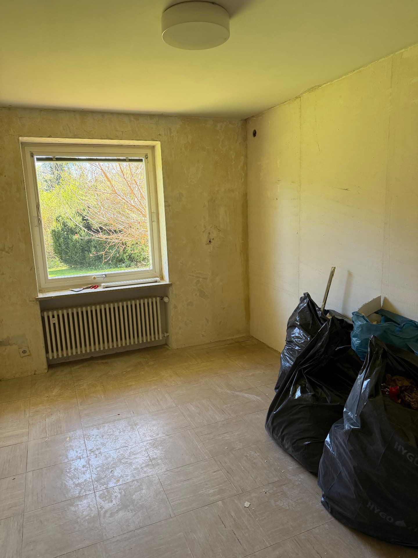 Zimmer mit Fenster und Entsorgung des Altmaterials