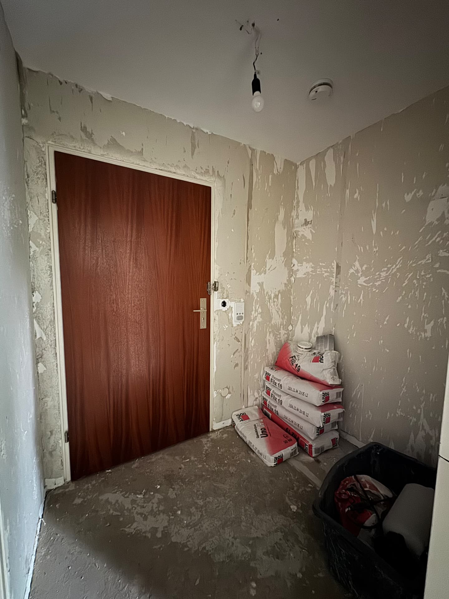 Während – Eingangsbereich mit Spachtelarbeiten