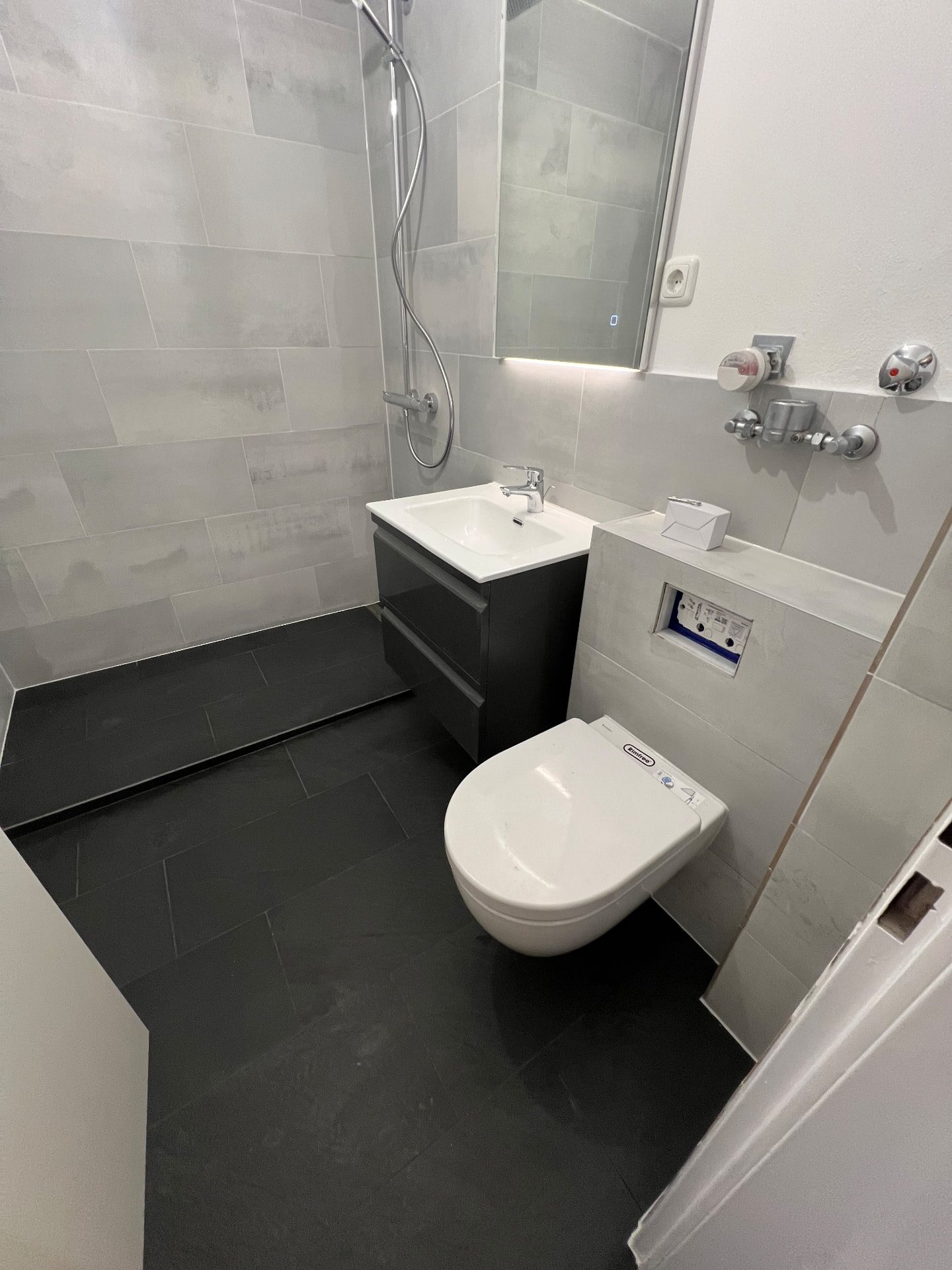 Bad – ebenerdige Dusche mit Wandfliesen im Halbverband