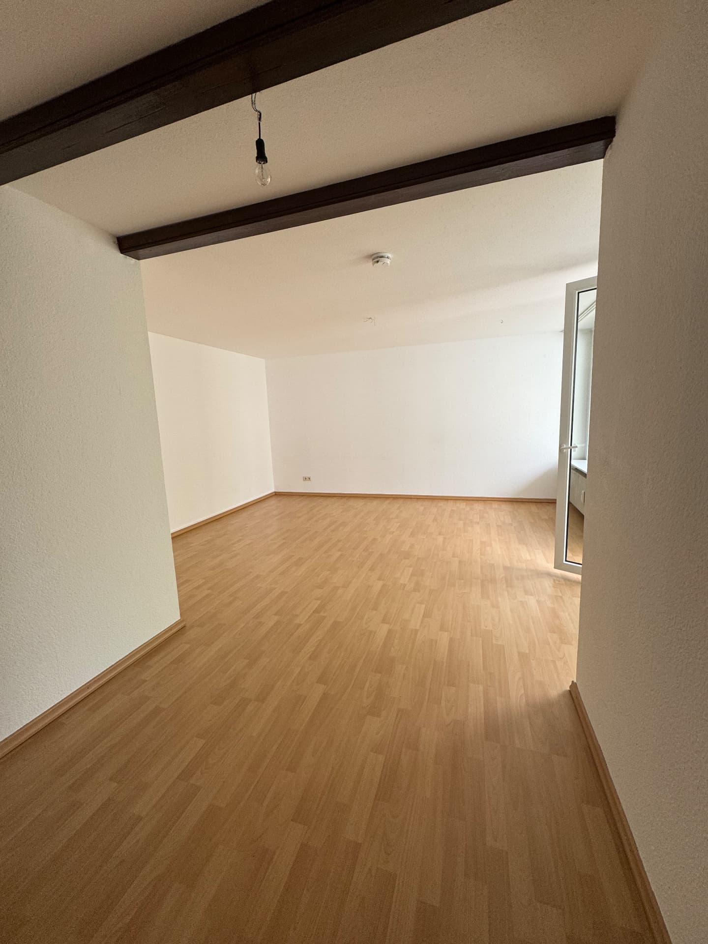 Vorher – Wohn- und Esszimmer mit Holzbalken