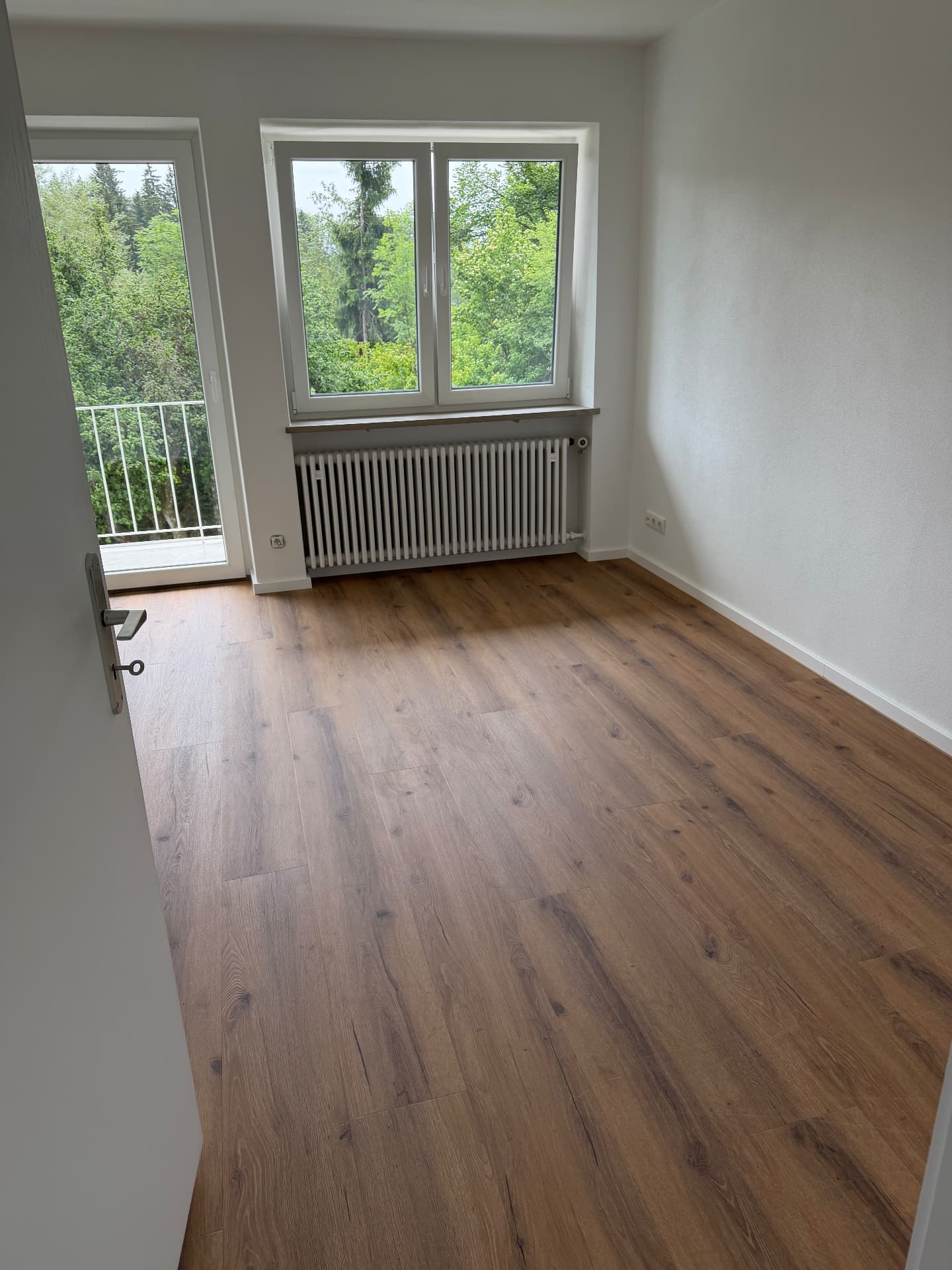 Zimmer mit Balkontür und neuem Bodenbelag