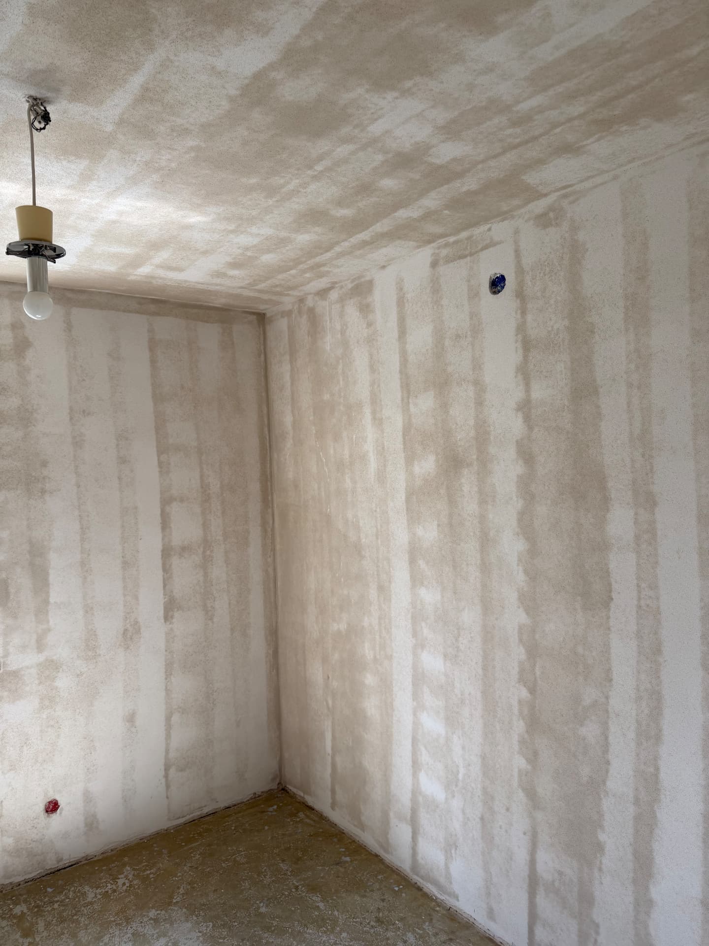 Wände und Decke vorbereitet für den Neuanstrich