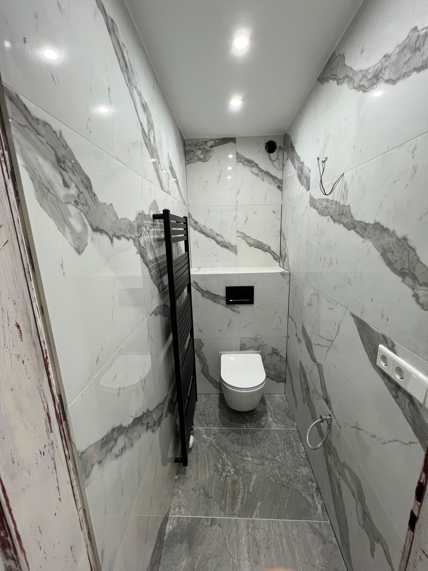 WC – raumhoch geflieste Vorwand in Marmoroptik