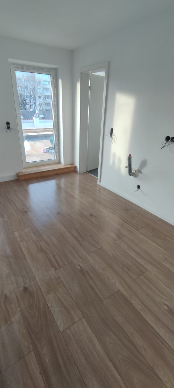 Wohnraum mit Zugang zur Dachterrasse