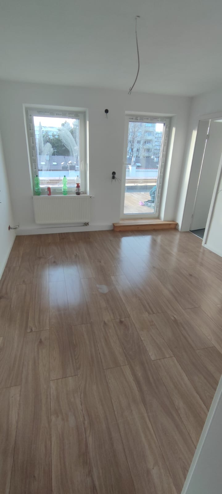 Wohnraum – Terrassentür und Durchgang