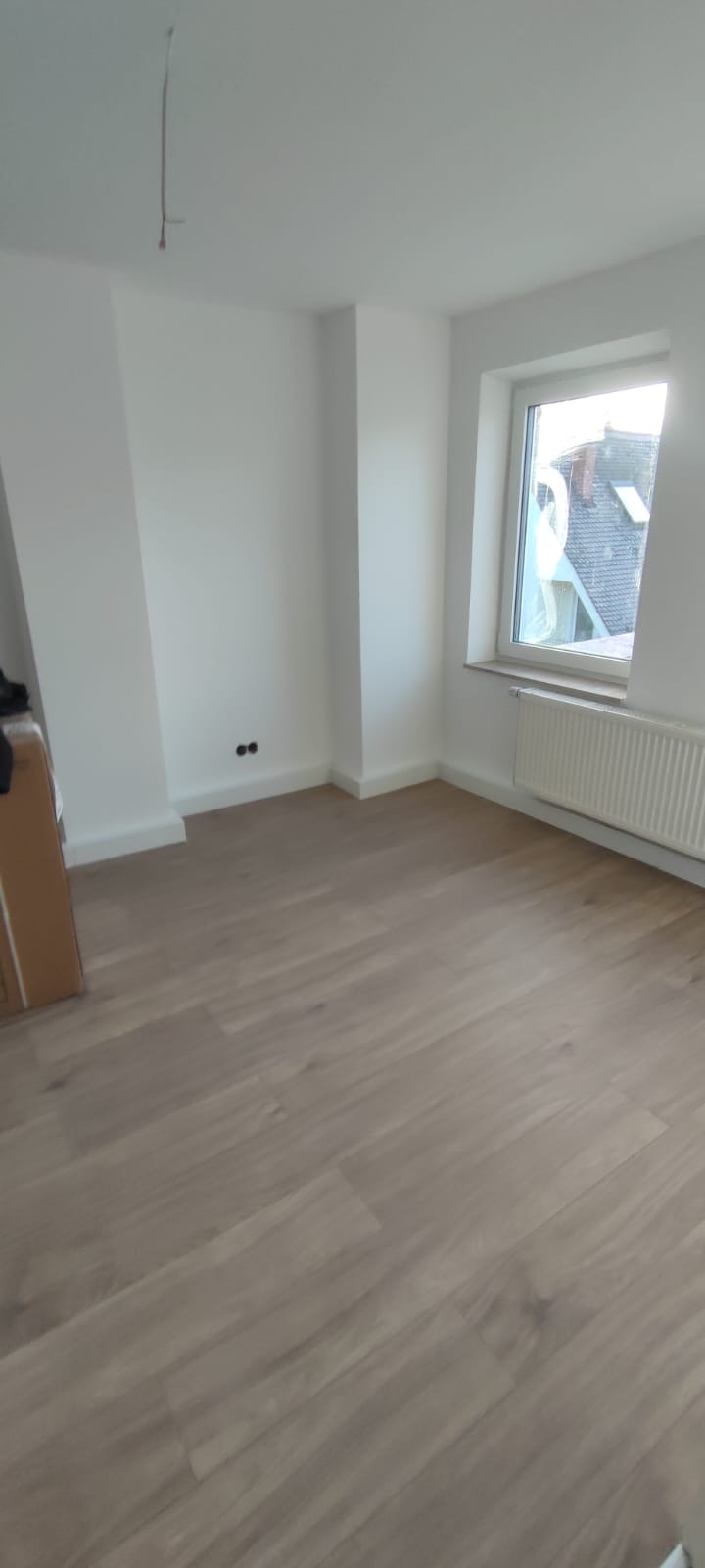Zimmer mit zwei Fenstern